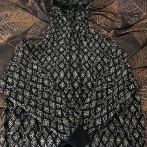  Louis Vuitton hoodie - Säljer en väldigt unik och snygg hoodie från Louis Vuitton med ett unikt mönster i mörkblå, svart och vit. Hoodien har en justerbar huva med snören och en avslappnad passform. Perfekt för dig som vill ha något stilrent och exklusivt i garderoben. Storlek M men passar även S, näst intill nytt skick då den är använd max 2-3 gånger, pris kan diskuteras vid snabb affär 