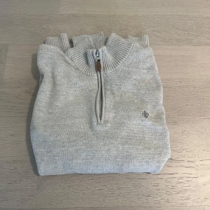 Morris Merino ull half zip - Väldigt snygg och stilig Morris half zip i ett väldigt bra skick, St L (fits M), pris 499, för frågor eller funderingar är de bara att höra av er! // Royal