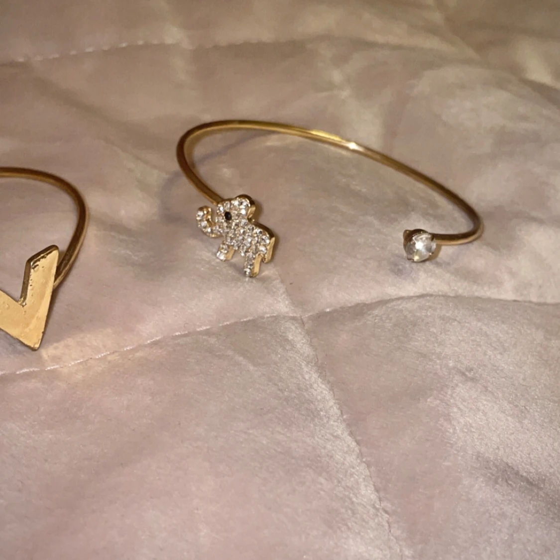 Två guldarmband med detaljer - 1