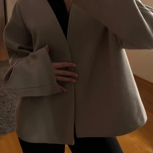 Kappa - Superfin jacka som är helt slutsåld, helt ny med prislapp kvar, kappan är i tunt material och är från Kappahl. Storlek L men sitter perfekt på mig som är en S. 💕