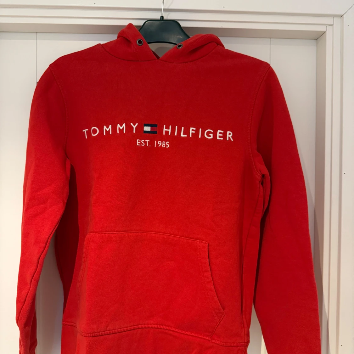 Röd hoodie från Tommy Hilfiger