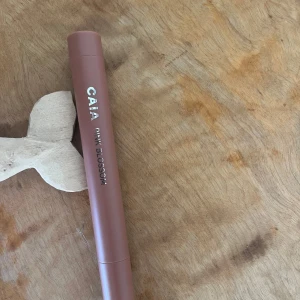 Läppenna från CAIA - Snygg läppenna från CAIA i en mjuk rosa nyans. Perfekt för en naturlig look. Kommer i en stilren, rosa hylsa med märkets logga i silver. Endast testad, färgen var inte rätt för mig. Det finns mer i den men vågade inte skruva ut ifall den skulle gå av. Köptes för 279kr