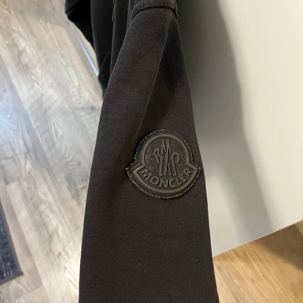 Säljer min svarta moncler hoodie då den är för liten för mig. Skicket är helt okej, tyvär har jag inte snören till hoodien. Vid mer frågor eller bilder kontakta privat. Fri frakt📦. Hupparit & Collegepaidat.