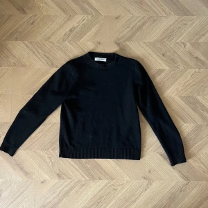 Svart tröja från Samsøe Samsøe - Snygg svart tröja från Samsøe Samsøe med ribbade muddar och rund hals. Lite för liten för mig och jag är 178 och väger 70