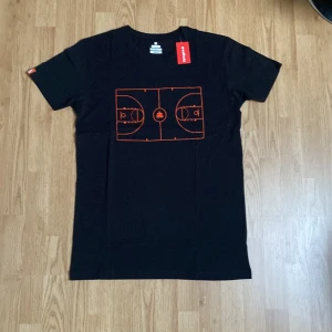 Svart Tyngre T-shirt - Säljer nu denna tröja. Pris går att diskuteras