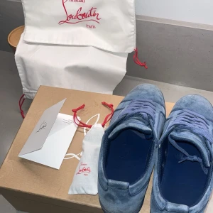 Christian Louboutin  - Ett par snygga skor från Louboutin sparsamt andvända allt og köpta i Italien tveka inte att komma i dm för frågor😀