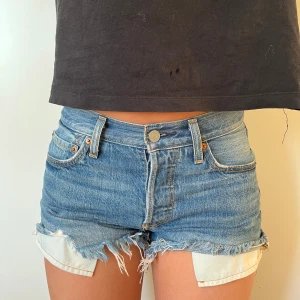 Shorts från Levis  - Jättefina lågmidjade jeansshorts som inte kommit till användning! Perfekt nu till sommaren❤️❤️