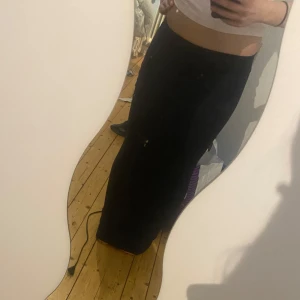 Lång kjol - En lång kjol från Gina tricot som är använd max 3 gånger säljer för att den inte riktigt är min stil längre köpt för 299kr har jag för mig