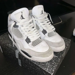 Jordan 4 military black - Storlek 44, vårdsamt använda, ingen skada, skickar med lådan också, köpta från soleplus. Ordinarie pris 6000kr