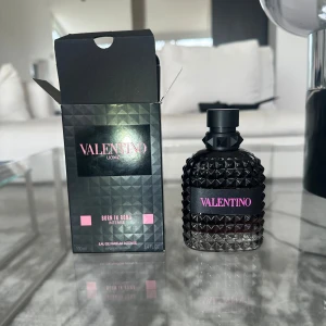 Parfym Valentino Uomo Born in Roma Intense - Säljer parfymer från min parfym samling. Kan mötas i Nacka eller frakta varan.
