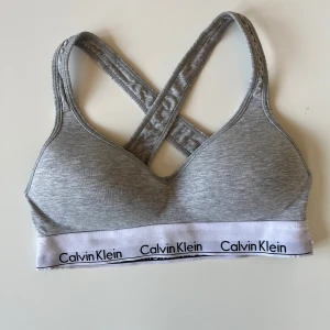 Grå sport-bh från Calvin Klein - Grå sport-bh från Calvin Klein. Perfekt för träning eller vardagsbruk. Säljer pga blivit för liten för mig. Knappt använd. Pris kan diskuteras vid snabb affär🤍☀️