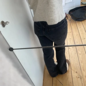 Svarta gråa jeansbyxor - Helt nya jeans i bootcut passform, de är lite lite långa på mig som är 160❣️❣️❣️passar xxs/xs 