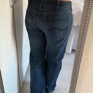 Mörkblå jeans - Snygga mörkblå jeans från Lee köpta secondhand