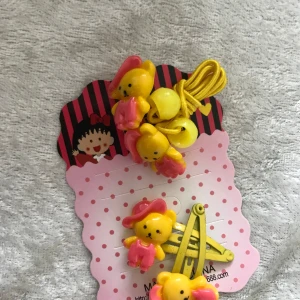 Färgglada håraccessoarer med djurmotiv - Säljer ett set med söta håraccessoarer. Innehåller hårsnoddar och hårspännen med motiv av nallar och kaniner i rosa, gult och grönt. Perfekt för att ge en lekfull touch till din frisyr!  30kr/bild /paket , samma frakt 