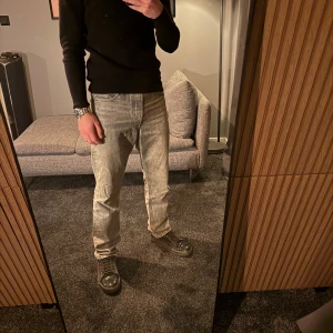 Grå jeans ifrån Jack & Jones - Snygga gråa jeans från Jack & Jones, och dessa har en rak passform. De är i bra skick, och storlek 28/30. Jag som har på mig dessa är 174cm lång. Bara att höra av dig om du har några funderingar 🙌🏼Pris går att diskuteras vid snabb och smidig affär. 