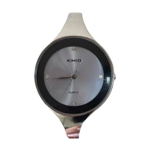Silverklocka från Kimio  - Silvrig klocka med icke-justerbar ”band” och rund urtavla 🩶Stainless steel baksida och vattentålig. KLOCKAN TICKAR INTE. Urtavlans bredd: 3,5 cm Urtavlans längd: 3,1 cm Totala längd: 19 cm