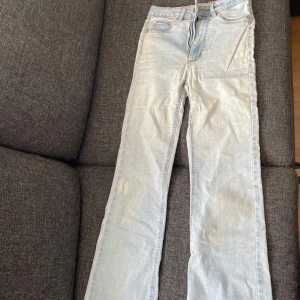 Ljusblå bootcut jeans - Säljer ett par ljusblå jeansbyxor med bootcut-stil. Byxorna är blekta som det ser ut som, man kan vara coolt.