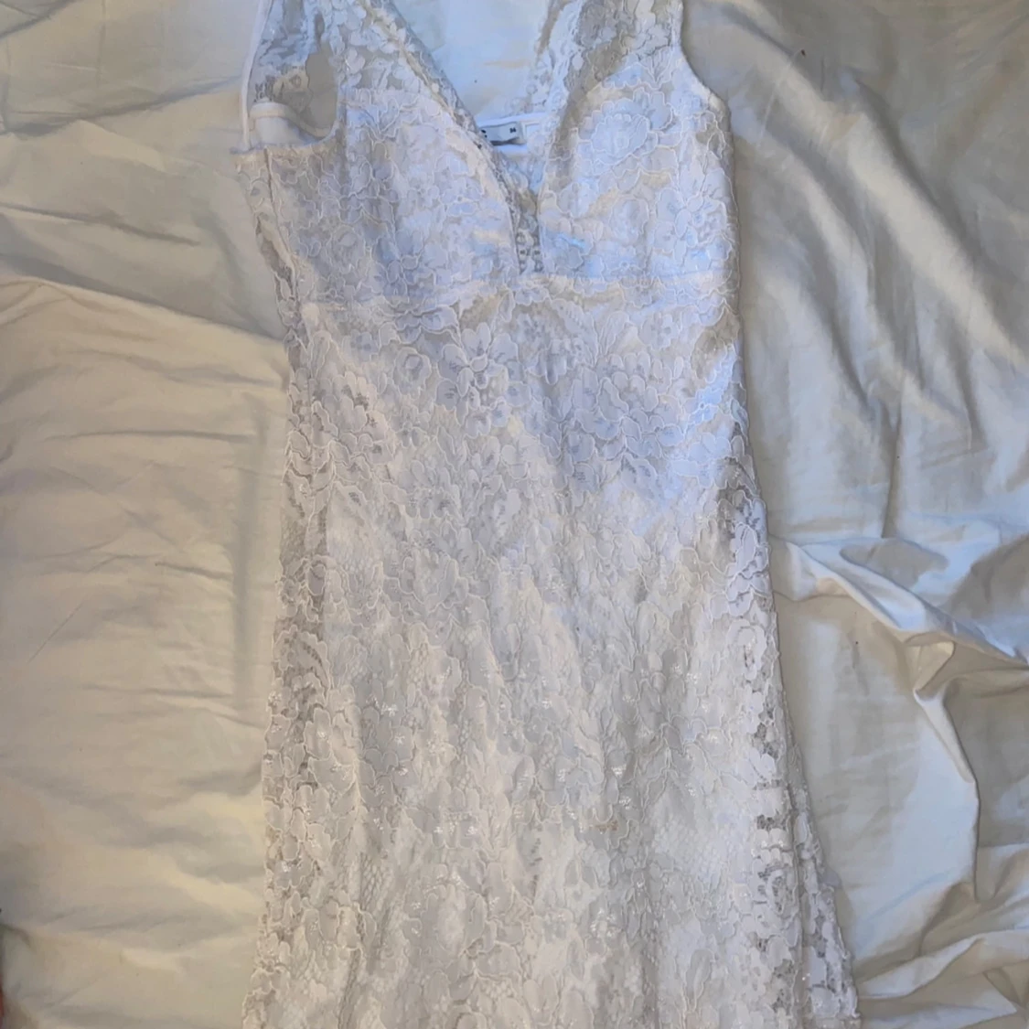 Vit spetsklänning med v-ringning från Cubus - 1