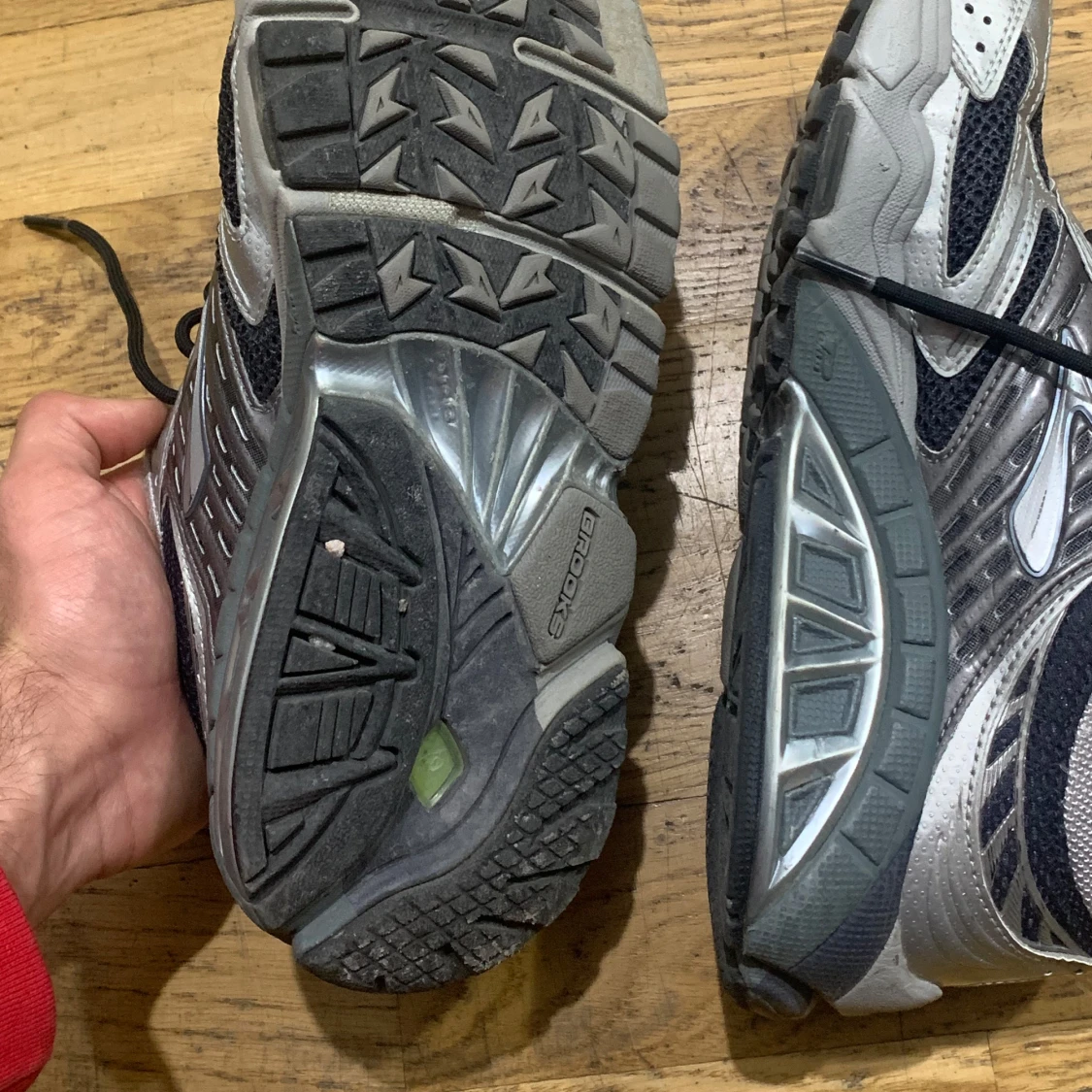 Grå och svarta sneakers från Brooks - 3