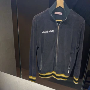 Grå mocka zip up tröja från palm angels - Säljer nu min sjuk fina palm angels zip up tröja med skönt mocka material. Tröjan är använd 2 gånger pga utväxt direkt och cond är 9,5/10. Strl S. Om du har frågor så tveka inte att höra av dig! OBS, pris kan diskuteras vid snabb affär.