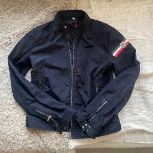 Moncler jacka  - Moncler Jack i storlek 3 säljs. Fick den i julklapp av min syster men den var en storlek för liten så den passade inte allas för mig. Den är perfekt nu till våren och hösten.  Jackan är i använt skick Pris 2000, kan diskuteras vid snabb affär 