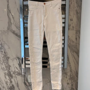 Vita jeans - Säljer ett par svarta skinnyjeans från Gina tricot. Storlek S, köparen står för frakten!❤️