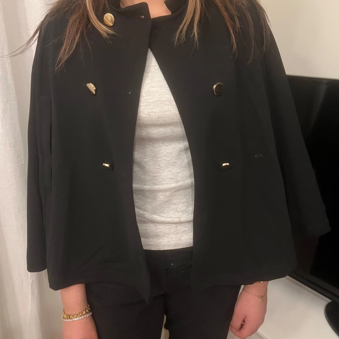 Svart kappa med knappar - 1