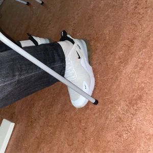 Vita Nike sneakers - 500 minst men behöver lite hjälp för att ta dem till dig om du fattar du kanske får tröja byxor och jacka med köpet😁