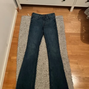 Mörkblå bootcut jeans från Zara - Säljer ett par mörkblå jeans med klassisk design. De är midwaist/högmidjade. Aldrig använda 