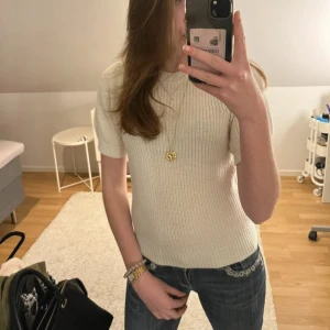 Vit stickad topp - Säljer en stilren vit stickad topp med korta ärmar.  Kommer inte till användning!