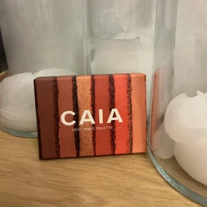 Heat Wave Eyeshadow Palette från CAIA - Snygg ögonskuggspalett från CAIA med sex olika nyanser: Tan, Flames, Spicy, Lava, Hotter och Desert. Perfekt för att skapa både vardagliga och dramatiska looks. Kompakt och lätt att ta med sig. Oanvänd!!!