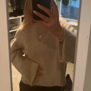 Beige stickad tröja - Snygg beige stickad tröja, säljer då den inte kommer till användning!