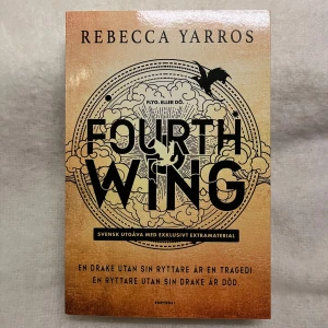 Fourth Wing - Svensk utgåva av 'Fourth Wing' av Rebecca Yarros, med exklusivt extramaterial. En episk fantasyberättelse om drakar och mod, där huvudpersonen Violet måste övervinna faror och hitta sin plats i en värld fylld av magi och strider.