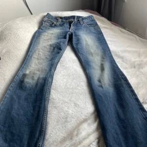 Blå jeans från Lee - Säljer ett par klassiska blå jeans från Lee. De har en snygg tvättad look med ljusare partier på låren. Jeansen är tillverkade i 100% bomull och har en traditionell femficksdesign med knapp och dragkedja framtill. Kommer ej till användning💕 priset kan diskuteras vid snabb äfär 💕
