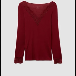 Vinröd intimissimi spets tröja  - Säljer min super fina intimissimi spets tröja i färgen vinröd. Säljer för att jag inte tycker att jag passar i vinrött💗💗 storlek S❤️