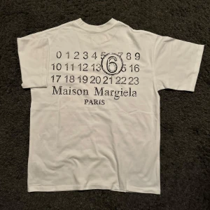 Maison Margiela t-shirt - Skick 10/10 endast testad. Säljer eftersom den är för stor för mig, stl 46 vilket är M/L. Priset är inte hugget i sten. Dm för kvitto.