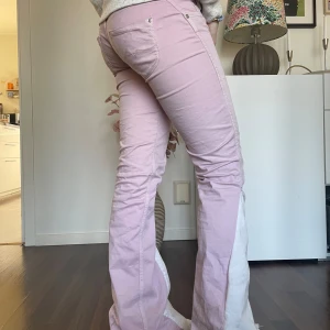 Pepe jeans - Unika lågmidjade pepe jeans omsydda till bootcut och till lågmidjade med denim tråd så det håller bra! Tjejen på bilden är 158 cm och bär vanligtvis xs🌸🌸