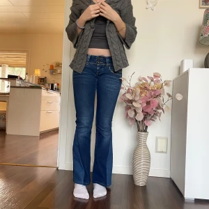 Lågmidjade Pepe jeans - Trendiga lågmidjade Peppe jeans omsydda till bootcut. Hon på bilder brukar vanligtvis bära xs och är 158cm lång.Skriv vid funderingar🌸🌸