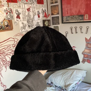 Svart teddyfleece mössa - svart mössa i teddyfleece eller fuskpäls. 
