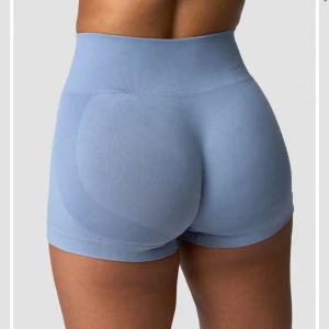 Blå shorts från ICANIWILL - Snygga blå shorts från ICANIWILL med hög midja och tight passform. Perfekta för träning med en stilren design och ribbad midja för extra komfort. Materialet är stretchigt och följsamt. Använda endas 1 gång! Säljer pågrund av att de är försmå för mig. Nypriss 399 kr.