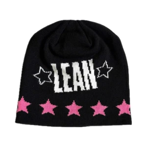 Yung Lean Beanie - Snygg svart mössa med rosa stjärnor och texten 'LEAN' i vitt. Perfekt för att sticka ut i mängden med sin coola design. Från shopen, aldrig använd förut! Skriv innan ni köper, tack! Aldrig använt 