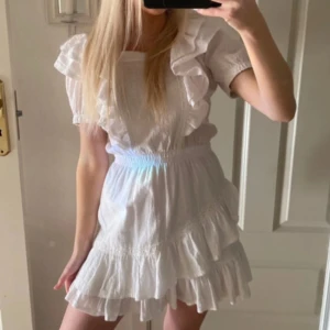 Vit student klänning med volanger - Sååå fin vit klänning som man knyter bak. Perfekt till studenten