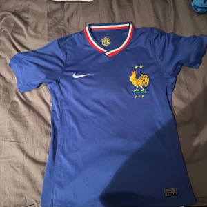 Fotbollströja Frankrike  - Hej, säljer denna fotbolls tröja från em 2024 med Mbappe på ryggen, tröjan ör i storlek M vid frågor eller funderingar är det bara skriva!!