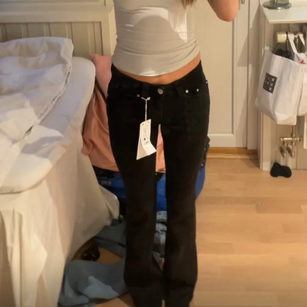 Svarta bootcut jeans frĂ„n ginatricot. Inga defekter, nypris 500đ. Farkut & Housut.