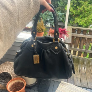 Marc Jacobs handväska  - Säljer min Marc by Marc Jacobs handväska som är i bra skick, små slitningar som ni kan se på bilden till exempel lite sliten i lädret och på handtaget men det är inget som man lägger märket till, och lite smutsig insida. Längre band och påsen tillkommer. Köp via köp nu funktionen ❣️köp direkt för 2000