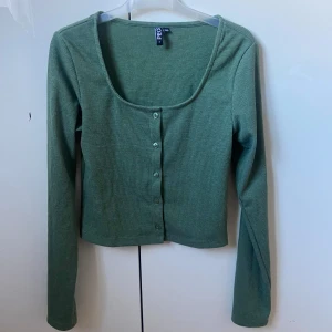 Grön ribbad topp från Pieces - Så snygg grön ribbad topp från Pieces. Perfekt till våren🤍