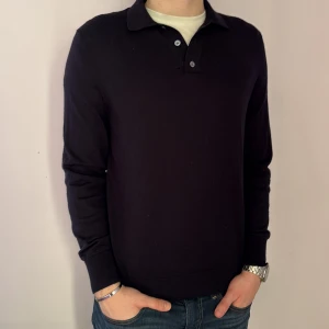 Marinblå pikétröja - Arket pikétröja marinblå| Skick: 9/10 | Storlek: M | Fraktar inom 24H efter köp, på köparens bekostnad📦 Hör av dig vid minsta fråga eller fundering🌟