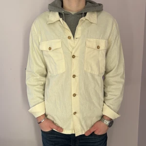 Beige overshirt - Selected home overshirt beige | Skick: 7/10 | Storlek: XL/L | Fraktar inom 24H efter köp, på köparens bekostnad📦 Hör av dig vid minsta fråga eller fundering🌟