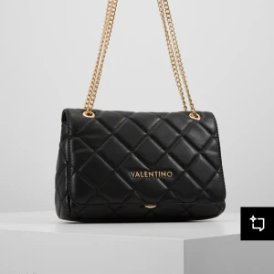 INTRESSEKOLL Svart quiltad axelväska från Valentino - INTRESSEKOLL PÅ MIN VALENTINO .     Köptes för 1100. Snygg svart axelväska från Valentino med quiltad design och guldfärgade kedjehandtag. Perfekt för att ge en lyxig touch till din outfit. Väskan har en elegant och tidlös stil.