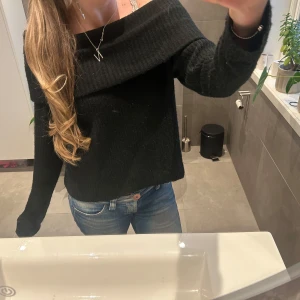 Svart off-shoulder tröja - Säljer en snygg offshoulder tröja från H&M. Är i storlek XXL men sitter mer som en M